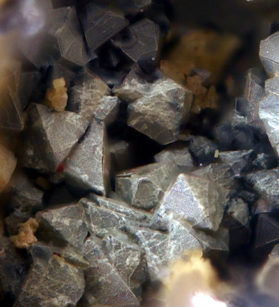 champ 2 mm Senarmontite-Ouche-Massiac-Cantal-YM-Champ 2 mm.jpg