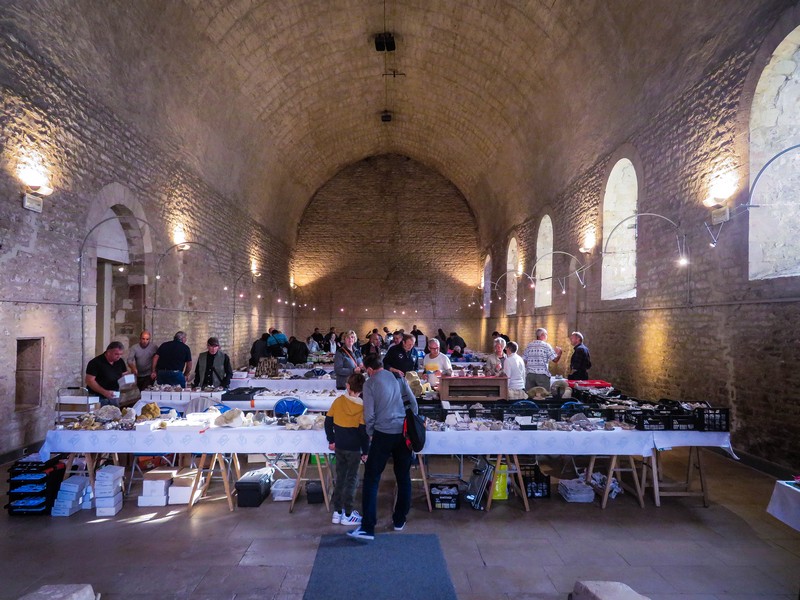 Salle d'échanges dans le réfectoire des moines - b.jpg b.jpg