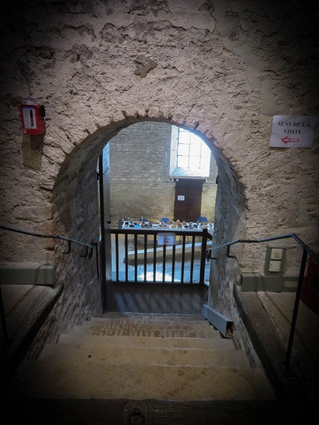 Vue sur la salle d'échanges depuis le cellier de l'abbaye - g.jpg g.jpg