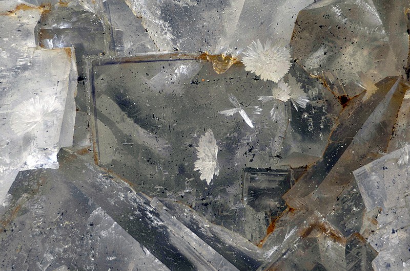 champ 10mm N°10914 Aragonite-Fluorite Birrity Quarry Arbouet-Sussaute Pyrénées-Atlantiques France - Champ 10mm Copyright Photo & Collection Pascale et Daniel Journet.jpg