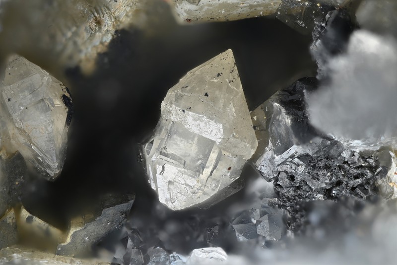 cerusite, peyrebrune, tarn , fov 3.5 mm.jpg