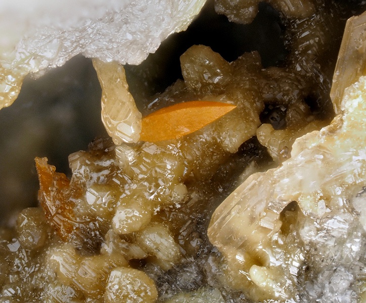 champ 2,2mm Wulfénite Cérusite - Creuzeval - Rhône champ 2,2.jpg