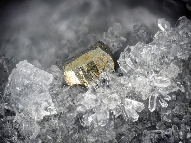 Pyrite Stilbite Chabazite - Espira de l'Agly - Pyrénées-Orientales champ 4,4-.jpg
