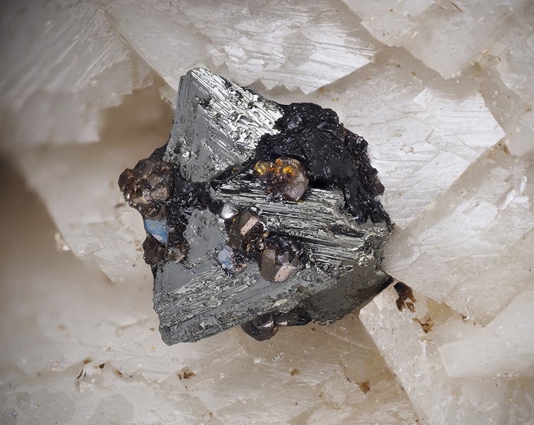 champ 4mm Tetraedrite Sphalerite Dolomite - Carrière d'Usclas-du-Bosc (Loiras) - Le Bosc - Hérault champ 4.jpg